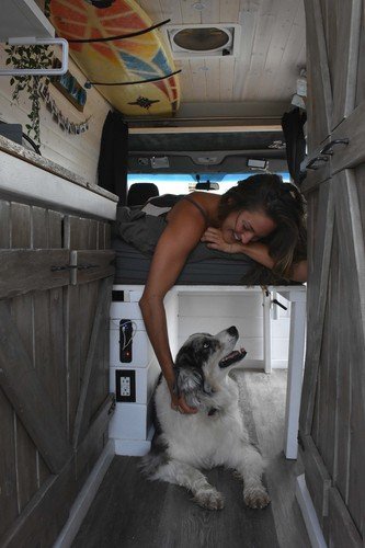 Láska z karavanu: Mladý pár cestuje se svým psem po celém světě