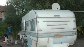 Hlídač objektu bydlí v tomto karavanu