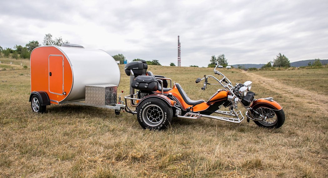 Minikaravan lze díky drobným rozměrům a hmotnosti připojit také za tříkolku