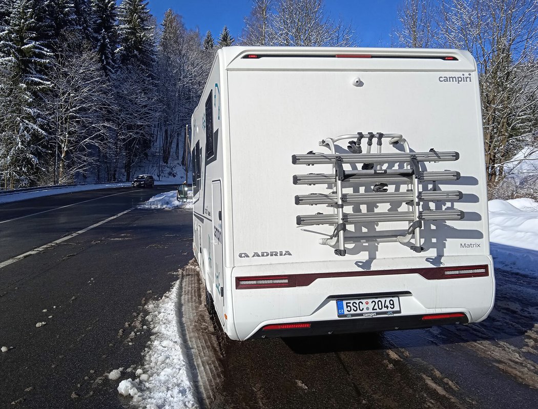 S obytným vozem v zimě na horách
