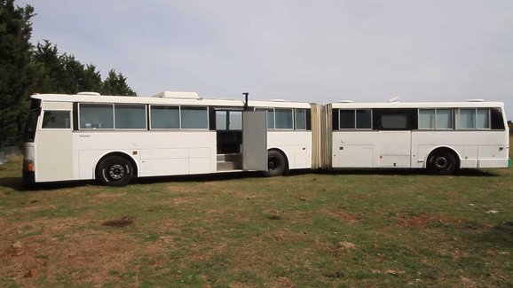 Někdo přestavěl starý kloubový autobus na obytňák. Výsledek je ohromný