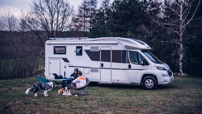 Ve světě i v Česku zažívá dovolená v karavanu v poslední době doslova zlaté časy, a to napříč generacemi.