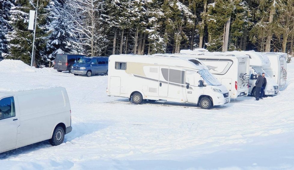 Obytné vozy parkující v Železné Rudě na Šumavě.