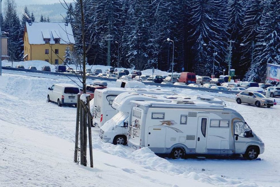 Obytné vozy parkující v Železné Rudě na Šumavě.