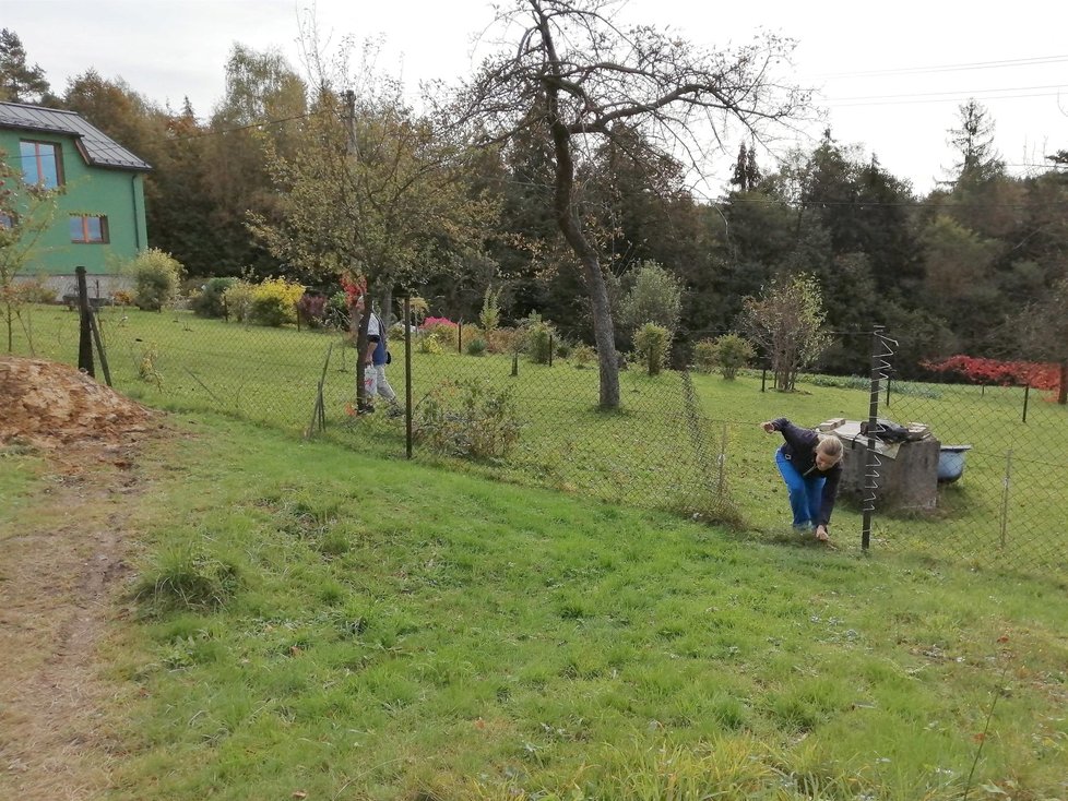 Na svůj pozemek nyní Iveta Kufová leze dírou v plotě...