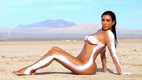 Kim Kardashian svlékání nemá nikdy dost.