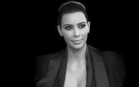 Kim Kardashian se asi za svůj velký zadek stydí!