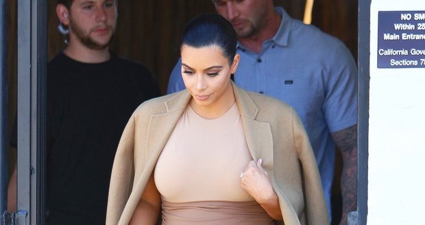 Kim Kardashian předvedla křivky, jaké měla Věstonická Věnuše.