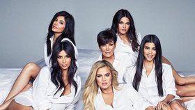 Kris Jenner s dcerami pro Cosmopolitan.