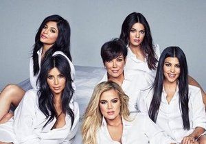 Kris Jenner s dcerami pro Cosmopolitan.