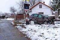 Auto s bezmocným řidičem klouzalo v Kardašově Řečici až na přejezd: Tam do nich narazil vlak!