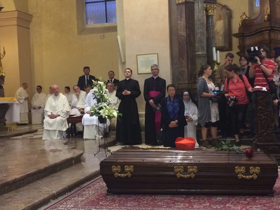 Věřící na Strahově uctili památku kardinála Berana modlitební vigilií. Ostatky kardinála Berana jsou v Praze.