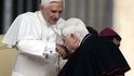 Kardinál Bernard Law s papežem Benediktem XVI.