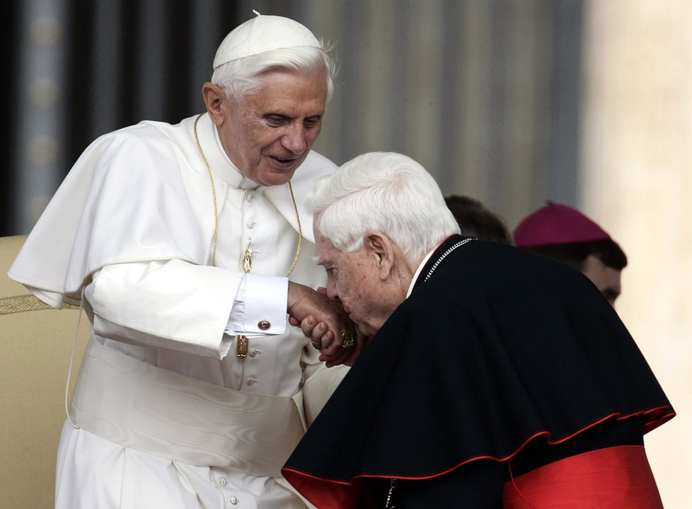 Kardinál Bernard Law s papežem Benediktem XVI.