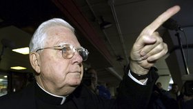 Kardinál Bernard Law zemřel ve věku 86 let