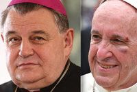 Zůstaňte dál arcibiskupem, požádal papež František kardinála Duku