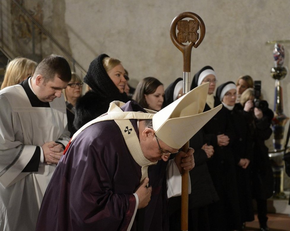 Kardinál Dominik Duka sloužil 18. prosince 2013 v kostele sv. Anny v Praze rekviem za bývalého prezidenta Václava Havla, od jehož úmrtí uplynuly dva roky. Za Dukou je Havlova manželka Dagmar.