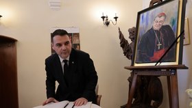 Do kondolenční knihy k uctění památky zesnulého kardinála Dominika Duky napsal vzkaz i předseda Motoristů Petr Macinka