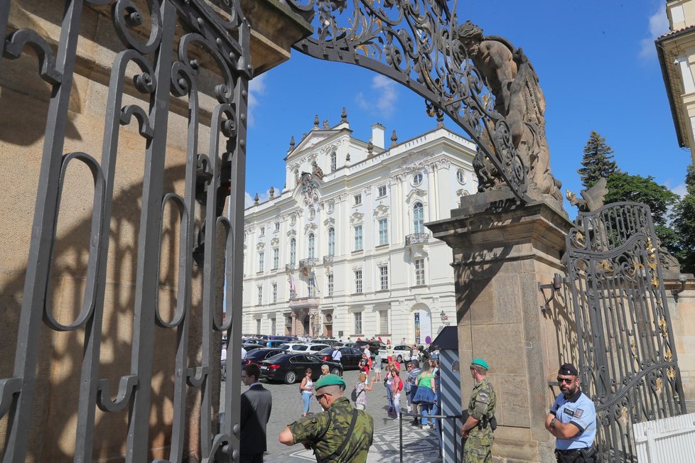Slavnostní mše na Pražském hradě: Dominik Duka po 12 letech končí