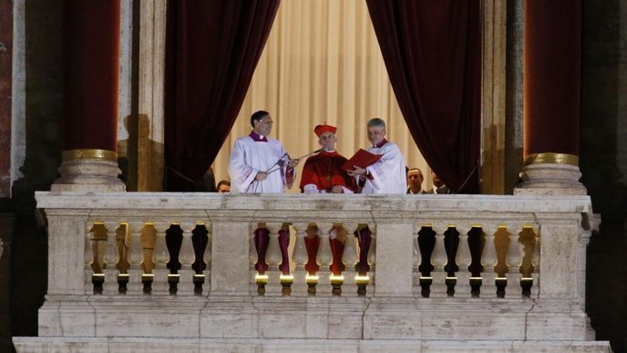 Kardinál Jean-Louis Tauran oznamuje volbu nového papeže