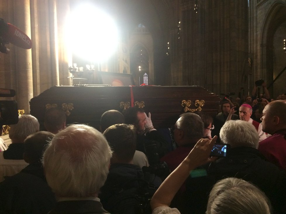 Rakev s ostatky kardinála Josefa Berana byla v pondělí 23. dubna uložena ve svatovítské katedrále.