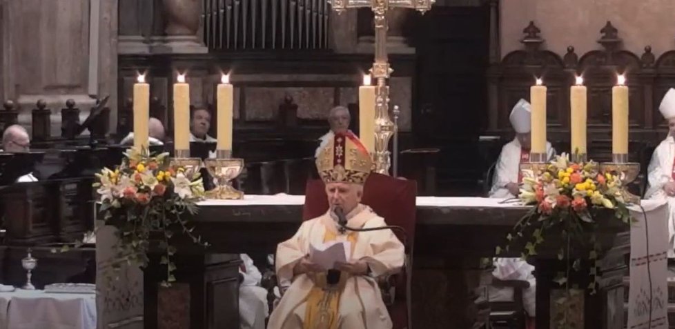 Kardinál Cañizares během nedělní mše