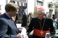 Papež Benedikt XVI.: Udeřil reportéra BBC!