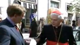 Papež Benedikt XVI.: Udeřil reportéra BBC!