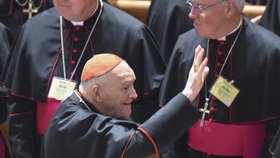 Americký kardinál Theodor McCarrick obviněný ze sexuálního zneužívání rezignoval