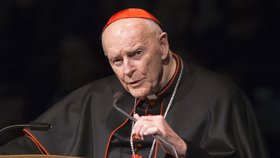 Americký kardinál Theodor McCarrick obviněný ze sexuálního zneužívání rezignoval
