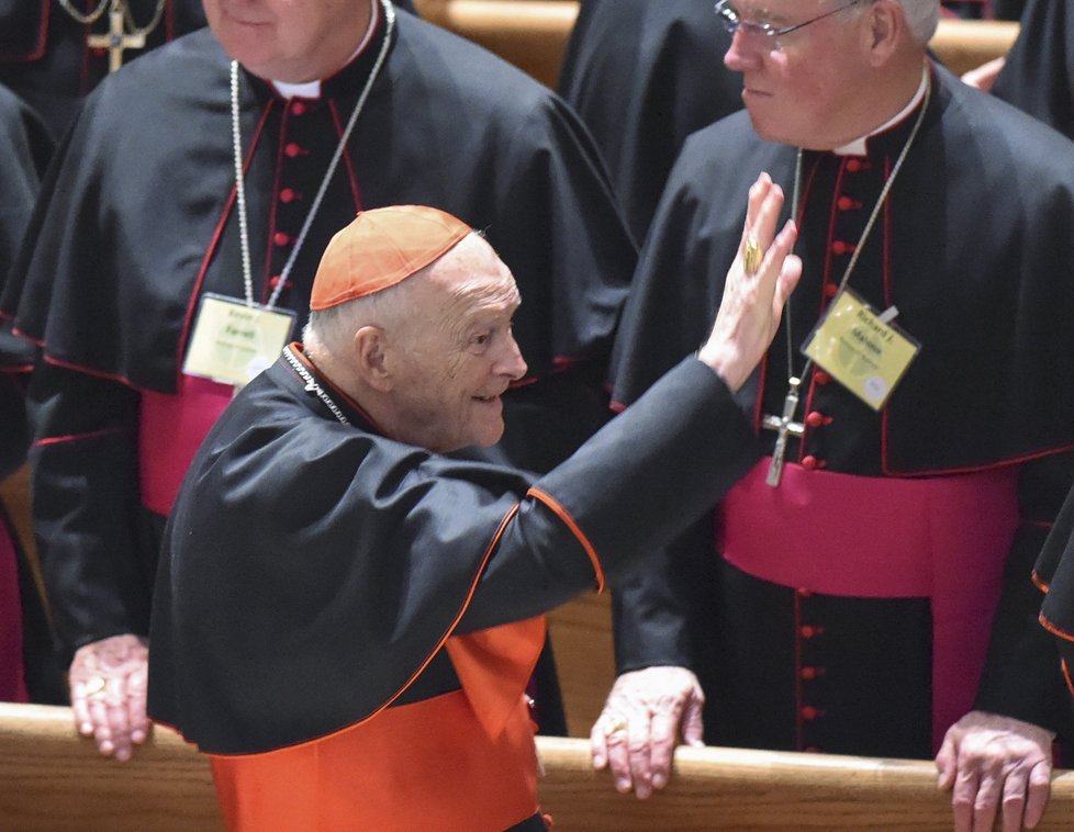 Americký kardinál Theodor McCarrick obviněný ze sexuálního zneužívání rezignoval.