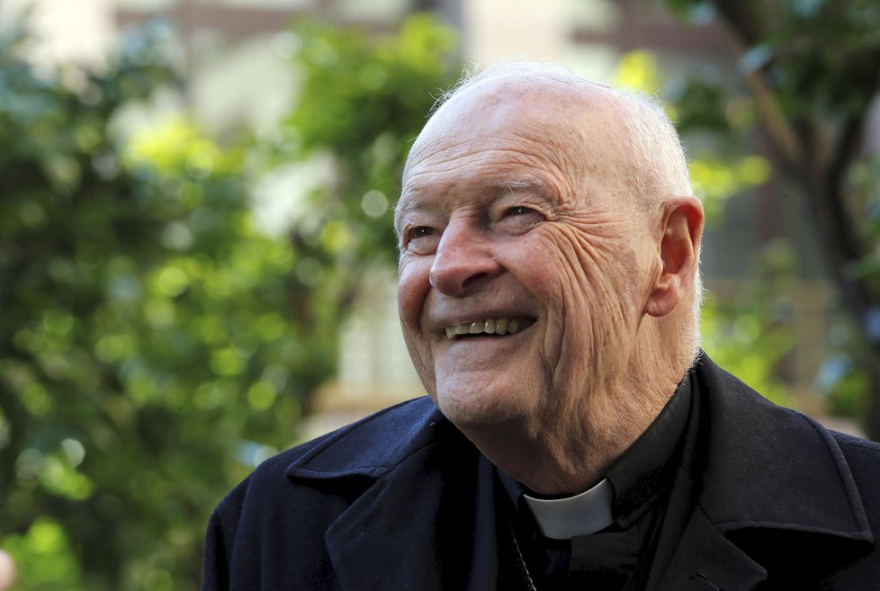 Americký kardinál Theodor McCarrick obviněný ze sexuálního zneužívání rezignoval.