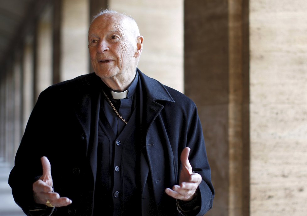 Americký kardinál Theodor McCarrick obviněný ze sexuálního zneužívání rezignoval