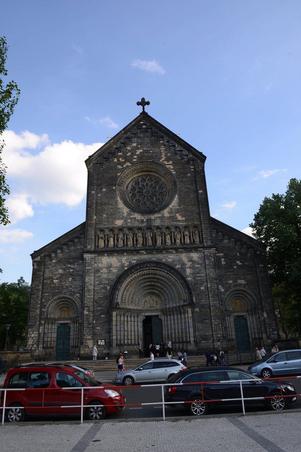 Kardinál Vlk by oslavil 17. 5. 2017 85. narozeniny. Přátelé z organizace Cesta 121 na jeho počest uspořádali v karlínském kostele svatého Cyrila a Metoděje koncert. Přišli církevní hodnostáři včetně kardinála Dominika Duky, ministr kultury Daniel Herman (KDU- ČSL), nebo režisér Jiří Strach. Eruposlankyně podepisovala knihu Umývač výloh a arcibiskup, kterou nechala přeložit. Hostů bylo asi tisíc