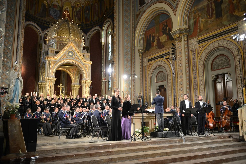 Kardinál Vlk by oslavil 17. 5. 2017 85. narozeniny. Přátelé z organizace Cesta 121 na jeho počest uspořádali v karlínském kostele svatého Cyrila a Metoděje koncert. Přišli církevní hodnostáři včetně kardinála Dominika Duky, ministr kultury Daniel Herman (KDU- ČSL), nebo režisér Jiří Strach. Eruposlankyně podepisovala knihu Umývač výloh a arcibiskup, kterou nechala přeložit. Hostů bylo asi tisíc