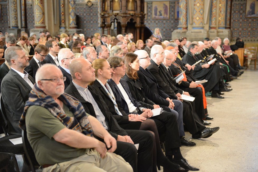 Kardinál Vlk by oslavil 17. 5. 2017 85. narozeniny. Přátelé z organizace Cesta 121 na jeho počest uspořádali v karlínském kostele svatého Cyrila a Metoděje koncert. Přišli církevní hodnostáři včetně kardinála Dominika Duky, ministr kultury Daniel Herman (KDU- ČSL), nebo režisér Jiří Strach. Europoslankyně podepisovala knihu Umývač výloh a arcibiskup, kterou nechala přeložit. Hostů bylo asi tisíc.