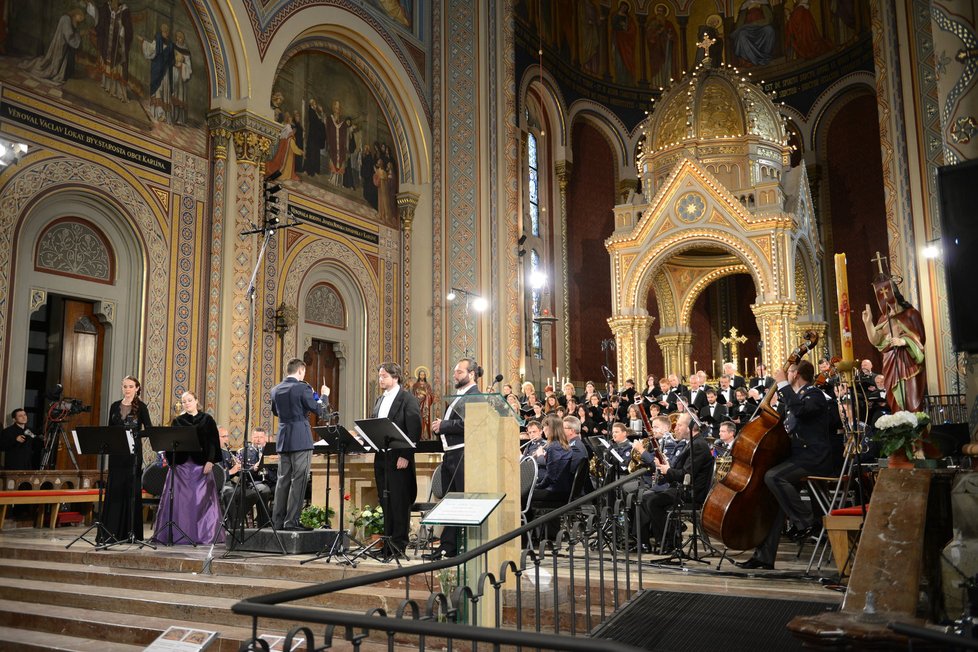 Kardinál Vlk by oslavil 17. 5. 2017 85. narozeniny. Přátelé z organizace Cesta 121 na jeho počest uspořádali v karlínském kostele svatého Cyrila a Metoděje koncert. Přišli církevní hodnostáři včetně kardinála Dominika Duky, ministr kultury Daniel Herman (KDU- ČSL), nebo režisér Jiří Strach. Europoslankyně podepisovala knihu Umývač výloh a arcibiskup, kterou nechala přeložit. Hostů bylo asi tisíc.