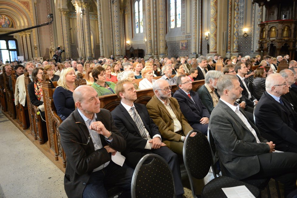 Kardinál Vlk by oslavil 17. 5. 2017 85. narozeniny. Přátelé z organizace Cesta 121 na jeho počest uspořádali v karlínském kostele svatého Cyrila a Metoděje koncert. Přišli církevní hodnostáři včetně kardinála Dominika Duky, ministr kultury Daniel Herman (KDU- ČSL), nebo režisér Jiří Strach. Europoslankyně podepisovala knihu Umývač výloh a arcibiskup, kterou nechala přeložit. Hostů bylo asi tisíc.