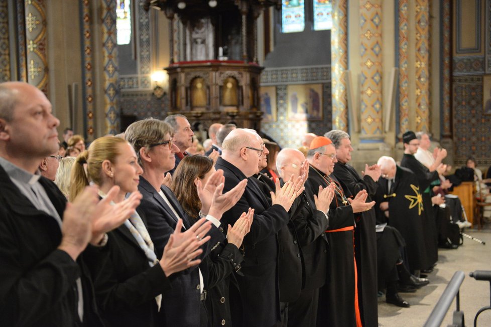 Kardinál Vlk by oslavil 17. 5. 2017 85. narozeniny. Přátelé z organizace Cesta 121 na jeho počest uspořádali v karlínském kostele svatého Cyrila a Metoděje koncert. Přišli církevní hodnostáři včetně kardinála Dominika Duky, ministr kultury Daniel Herman (KDU- ČSL), nebo režisér Jiří Strach. Europoslankyně podepisovala knihu Umývač výloh a arcibiskup, kterou nechala přeložit. Hostů bylo asi tisíc.