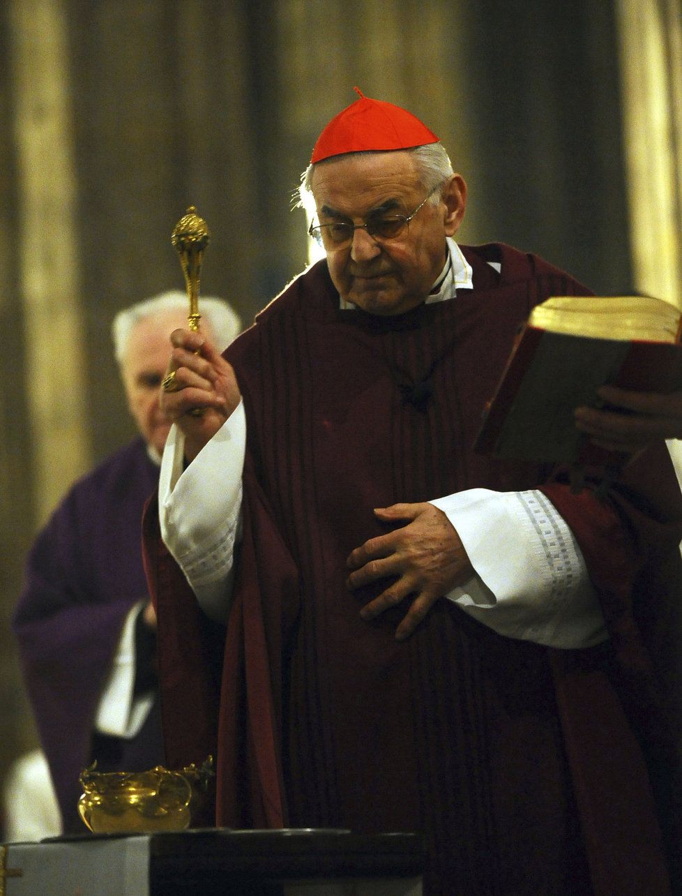 Kardinál Vlk (vpravo) zemřel na rakovinu. Bylo mu 84 let.