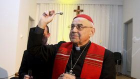 Kardinála Vlka trápí bolesti, denně dostává léky na tišení. Nesmí ani do kostela