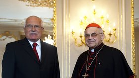 Kardinál Miloslav Vlk (vlevo) zemřel na rakovinu. Bylo mu 84 let. Na snímku s tehdejším prezidentem Václavem Klausem