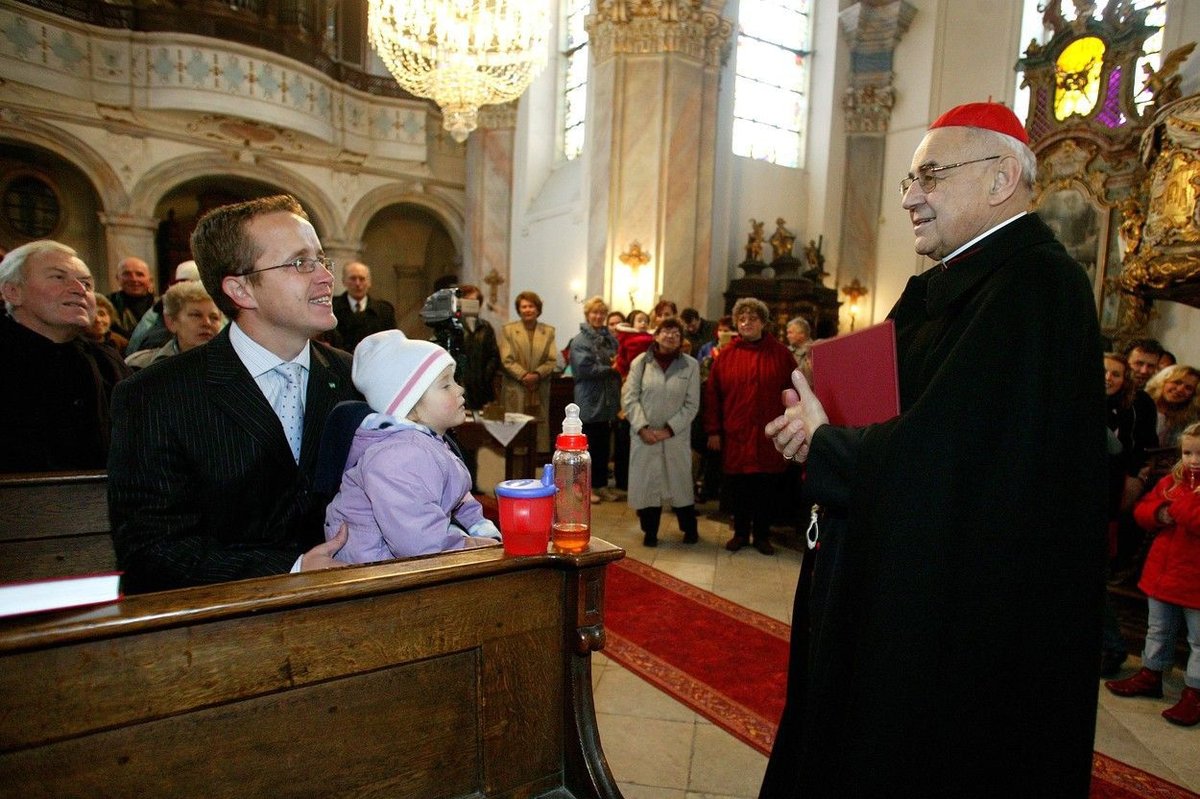 Kardinál Vlk podlehl rakovině. Z plic se rozšířila do kostí.Vše prozradilo bolavé rameno. Se smrtí byl smířený