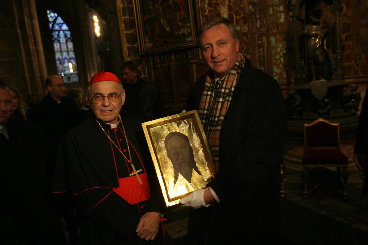 Kardinál Vlk má rakovinu. Z plic se rozšířila do kostí, se smrtí se smířil 