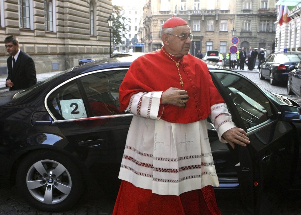 Kardinál Vlk podlehl rakovině. Z plic se rozšířila do kostí. Vše odhalila bolest ramene. Se smrtí byl smířený.