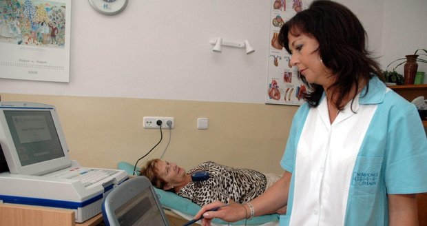 Sestra Marie Dvořáčková při kontrole kardiostimulátoru na novém pracovišti v tišnovské nemocnici.