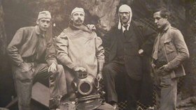 Na dně propasti Macocha se spolupracovníky. Karel Absolon druhý zprava, fotografie z roku 1921