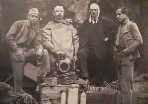 Na dně propasti Macocha se spolupracovníky. Karel Absolon druhý zprava, fotografie z roku 1921