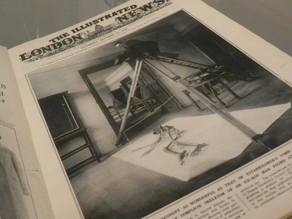 Karel Absolon při fotografování paleolitické kostry z Předmostí u Přerova na stránkách časopisu Illustrated London News