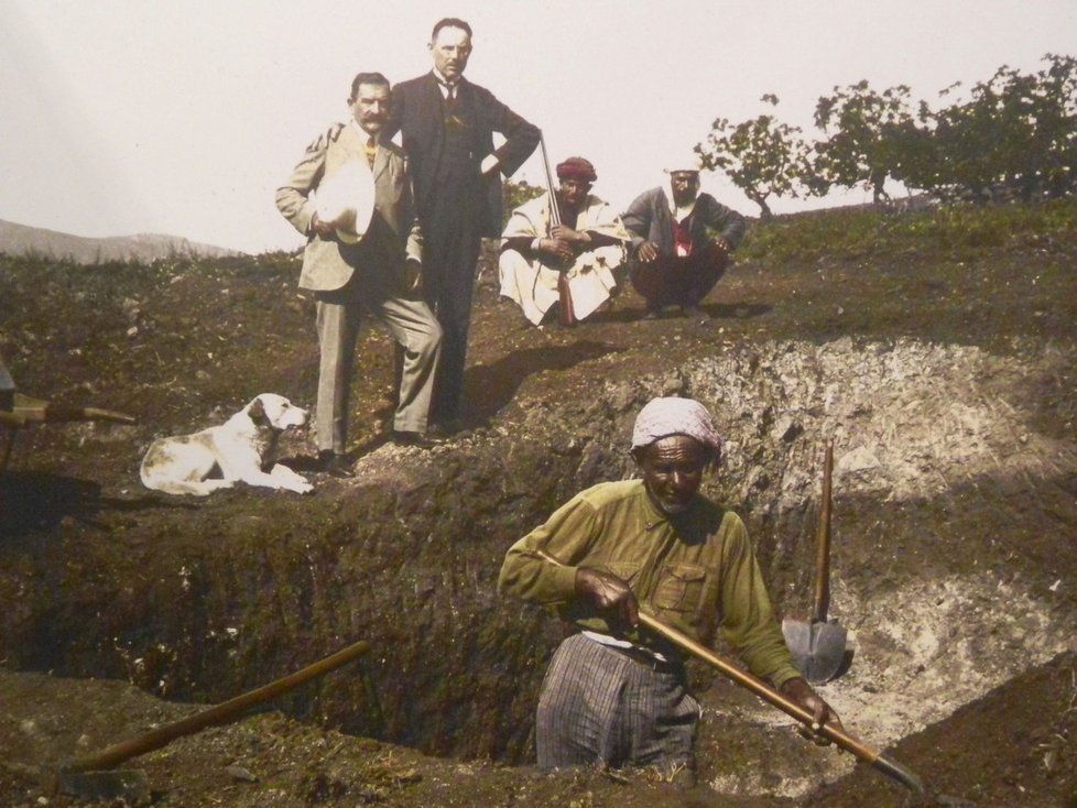 Karel Absolon po boku Alberta Debrugé při expedici v Alžíru, 1927